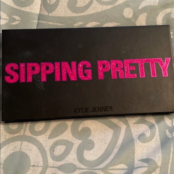 Sipping pretty pallet Kylie - Picture 2 of 6